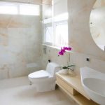 Adem Bak di Dalam Hutan, 6 Ide Kamar Mandi berhias Tanaman Ini Bikin Betah