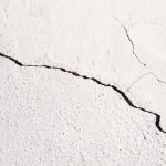 5 Cara Mengatasi Tembok Retak dengan Mudah