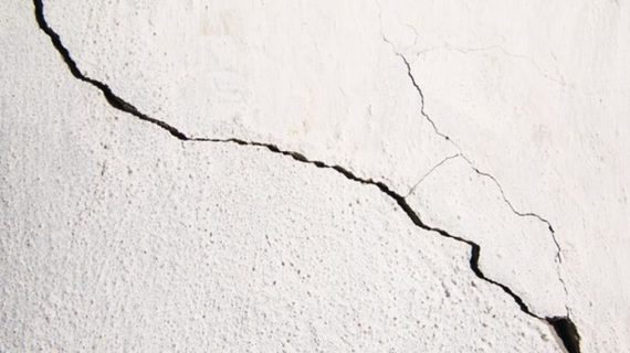 5 Cara Mengatasi Tembok Retak dengan Mudah