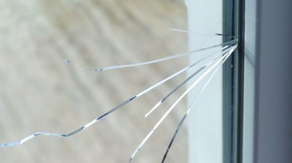 Cara Menghilangkan Retak Kaca Jendela Rumah
