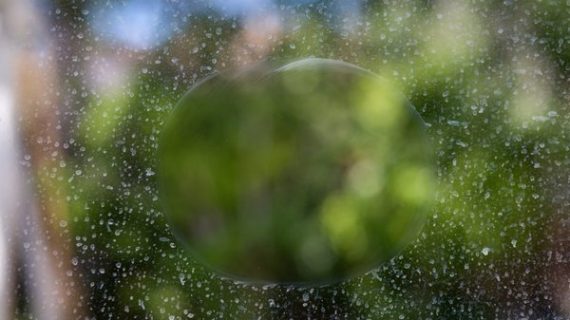 5 Cara Membersihkan Kaca yang Berkerak