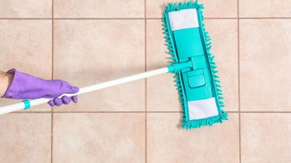 Menghadapi Hujan dengan Tenang: Tips Mudah Mengatasi Lantai Keramik yang Licin dan Berbahaya