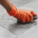 Cara Membersihkan Noda Semen Kering di Lantai Keramik: Kembali Kinclong Tanpa Goresan