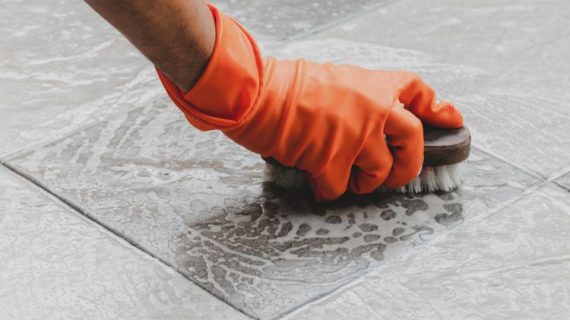 Cara Membersihkan Noda Semen Kering di Lantai Keramik: Kembali Kinclong Tanpa Goresan