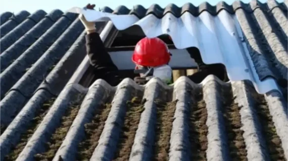 Trik Menambal Atap Seng atau Asbes yang Bocor Halus: Solusi Tuntas Anti-Rembes