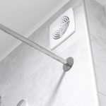 Exhaust Fan vs Jendela Buka-Tutup: Mana yang Lebih Efektif untuk Kamar Mandi Sejuk?