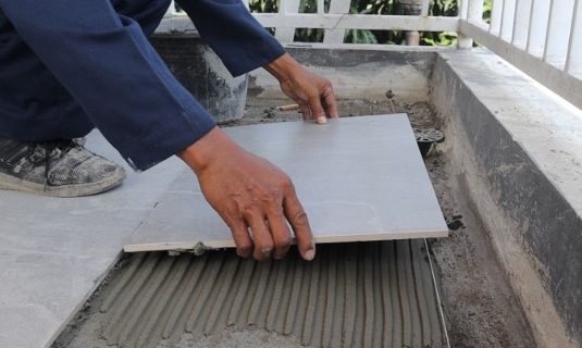 Perekat Granit (Semen Instan) vs Semen Pasir: Cegah Tragedi Lantai Popping