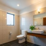 Solusi Kamar Mandi Sempit Terasa Lega Hanya dengan Memanipulasi Motif Granit