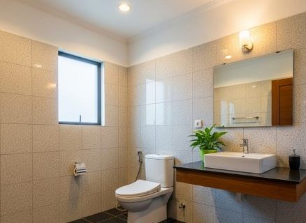 Solusi Kamar Mandi Sempit Terasa Lega Hanya dengan Memanipulasi Motif Granit