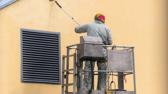 Waktu Terbaik Mengecat Rumah: Panduan Cuaca dan Pemilihan Cat Eksterior Anti-Pudar