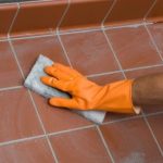 Cara Menambal Nat Keramik Kamar Mandi yang Keropos untuk Mencegah Kebocoran ke Lantai Bawah