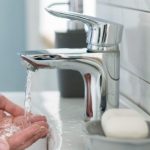 Perbandingan Kran Air Bahan Kuningan vs Stainless Steel: Mana yang Lebih Awet?