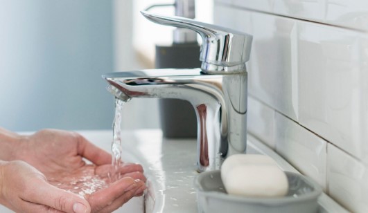 Perbandingan Kran Air Bahan Kuningan vs Stainless Steel: Mana yang Lebih Awet?
