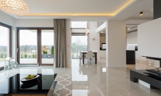 Tips Memilih Ukuran Granit Lantai (60×60 vs 80×80) Sesuai Luas Ruangan Agar Terkesan Mewah