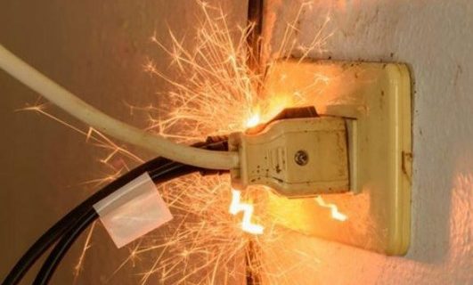 Stop Kontak Sering Mengeluarkan Percikan Api? Ini Penyebab dan Cara Menggantinya