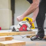 Perbandingan Genteng Keramik vs Genteng Beton: Mana yang Lebih Kuat dan Tahan Lumut?