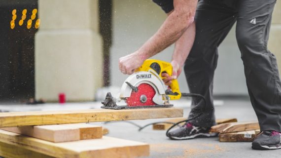 Perbandingan Genteng Keramik vs Genteng Beton: Mana yang Lebih Kuat dan Tahan Lumut?