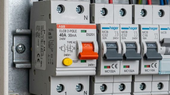 Mengenal ELCB vs MCB: Perbedaan Fungsi dan Mengapa Keduanya Wajib Ada di Panel Listrik Rumah