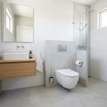 Panduan Memilih Kloset Satu Lubang vs Dua Lubang (Close Coupled vs Wall Hung) untuk Kamar Mandi Minimalis
