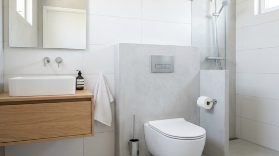 Panduan Memilih Kloset Satu Lubang vs Dua Lubang (Close Coupled vs Wall Hung) untuk Kamar Mandi Minimalis